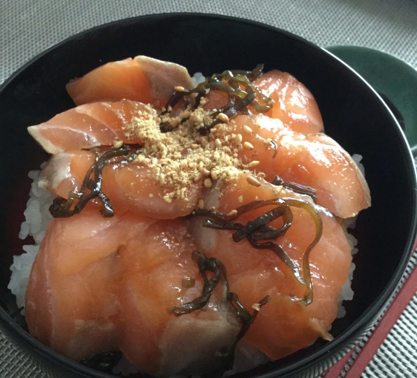 サーモンの塩昆布醤油漬け丼